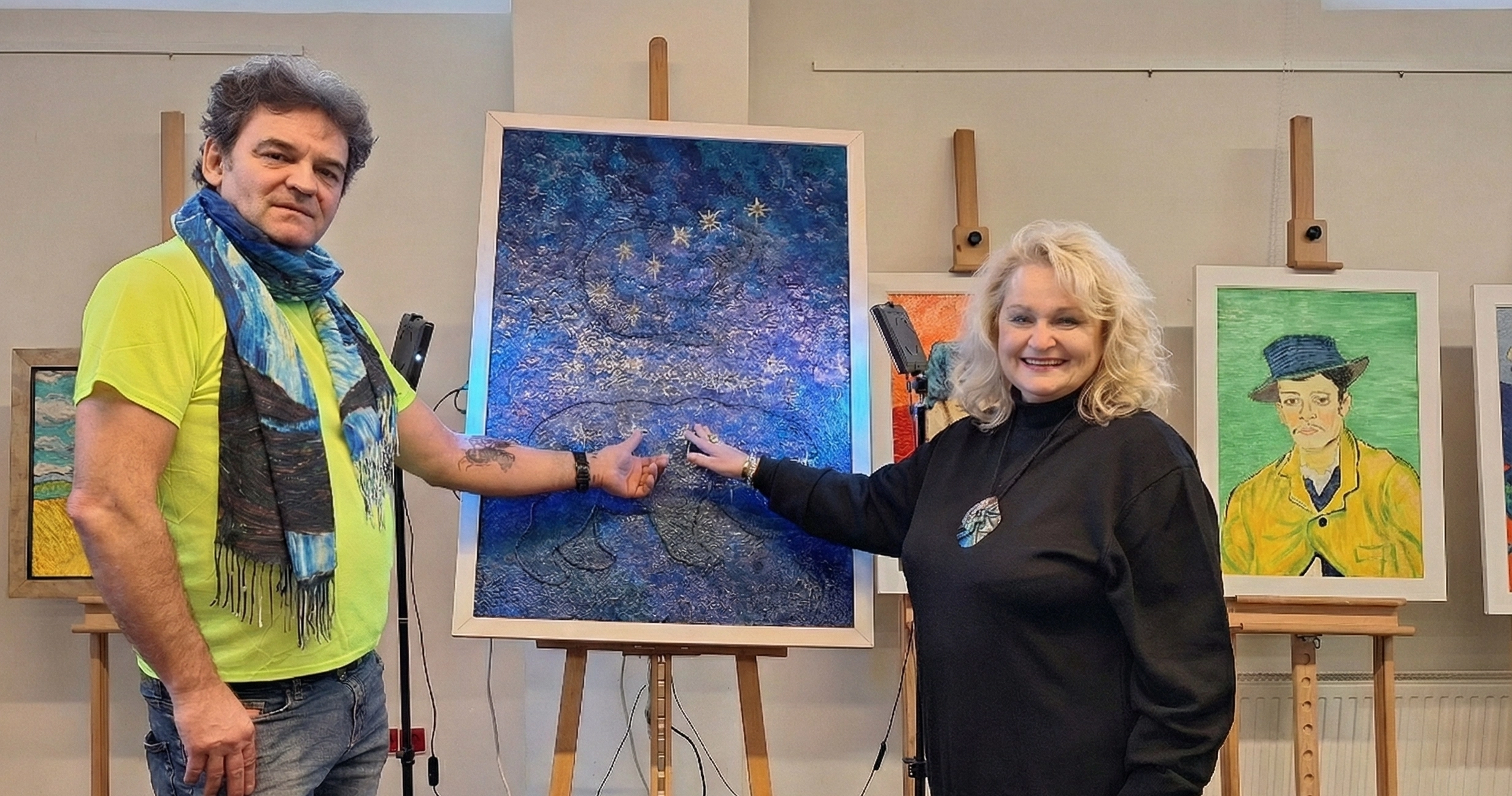 Dotykowe dzieło sztuki w kontekście galerii, zaprojektowane do bezpiecznego dotyku i inkluzywnego, multisensorycznego dostępu.