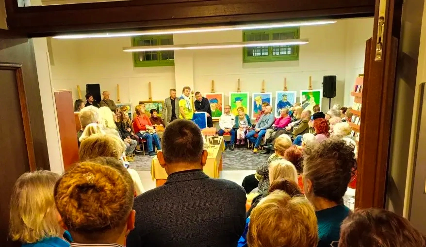 Zbliżenie na teksturowaną, dotykową instalację artystyczną z wypukłymi wzorami geometrycznymi, zaprojektowaną do eksplorowania przez dotyk.